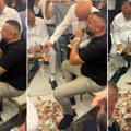 Tepih od para na tezgi: Isplivao snimak pevača sa privatnog slavlja, sedi i peva, gosti bacaju novčanice oko njega, a jedan…