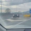 Vozač "zalutao", pa napravio ozbiljan prekšraj i to na auto-putu! Vožnja u suprotnom smeru snimljena kod Kruševca, prete mu…