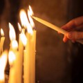 Danas su Zimske zadušnice, veruje se da zapaljena sveća osvetljava put umrlima