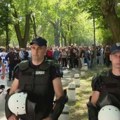 Haos u Kuli: Okupili se i naprednjaci i studenti sa transparentima pred prvu sednicu Skupštine. Razdvaja ih kordon policije