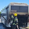 (Foto) Požar na autobusu kod Sremskih Karlovaca, vozač uspeo da spreči širenje vatrene stihije, vatrogasci pojurili na lice…