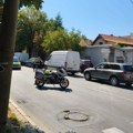 Užas u Zemunu! Mrtav muškarac sa povredom glave i noge nađen nasred ulice: Policija i Hitna pomoć na terenu! (foto)