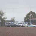 (Video) U toku talačka kriza: Osumnjičeni drži zatočenu ženu, nakon što je ubio njenog kolegu, policija sve blokirala…