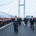 Pričalo se da je umro, a sada se pojavio u javnosti: Kim prešao novi most i otišao u Kinu