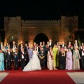 Кејт Мидлтон и принц Вилијам на групној краљевској фотографији: Да ли их видите?