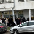 Nepregledni redovi ispred poslovnica pošte Srbije Građani čekaju da podignu svoje vaučere (video)