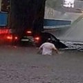 "Auto je plutao, ušao sam u vodu" Ovaj heroj je spasio čoveka koji se zaglavio u poplavljenom podvožnjaku: "Paralisao se od…