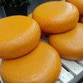 Saobraćajni policajac u Nemačkoj sa mesta udesa ukrao 180 kilograma čedar sira i dobio otkaz
