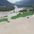 Nevreme napravilo haos u Sloveniji: Izlila se reka nakon obilnih kiša, poplavljeni putevi, podrumi i polja (video)