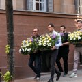 Dve godine od masovnog ubistva u školi Reka ljudi ispred "Ribnikara", čuju se samo jecaji