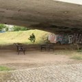 Vandalizam na keju Nišave – slomljene klupe i kante