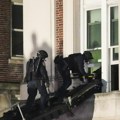Bacio bebu niz otvor za smeće sa trećeg sprata: Policajci se krste, dete čudom preživelo: "Imala je samo manje ogrebotine"