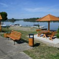 Novi mobilijar u Banoštoru dočekuje goste Grožđebala
