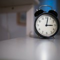 Večeras se pomera sat: Evo kako to utiče na naš organizam i kome može najteže pasti