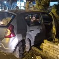 Automobilom ljudima uleteo u dvorište?! Suluda scena usred Novog Sada, probio im ogradu od cigle (foto)