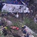 Školski autobus se survao niz provaliju 80 metara: Tragedija u Kolumbiji, poginulo 17 osoba, 20 povređeno (video)