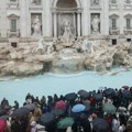 Da biste bacili novčić u rimsku fontanu Di Trevi moraćete da platite 2 evra