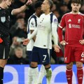 Liverpul može da zahvali Simonsu na velikoj gluposti, Slotu izmene donele pobedu nad Totenhemom