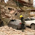 (Foto, video) Prve slike srušene zgrade i skele u centru grada. Šut po ulici i šinama, oštećeni automobili, tramvaji ne idu.…