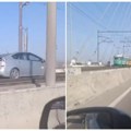 (Uznemirujući video) Vozio u suprotnom smeru na Mostu na Adi po šinama, a onda je naišao tramvaj! Krenuo u rikverc, niko ne…