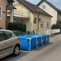 Baka napunila bazen nasred ulice između automobila! Nesvakidašnja scena postala viralna preko noći, a onda su joj oni zakucali…