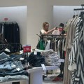 Štednja nema šta! Anabela Atijas iskoristila velika sniženja: Napunila kese u tržnom centru, pazarila za ćerke i unuke (foto)…