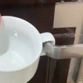 Ljudi sve češće kače šolju na kvaku i imaju savršen razlog za to: Kada saznate čemu služi, možda ćete ga isprobati već večeras…