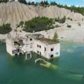 Priroda sakrila jezivu tajnu: Turisti danas uživaju u ovom tirkiznom jezeru ne sluteći da ono krije mračnu prošlost