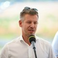 Nepoznati muškarac polio vinom mađarskog premijera Petera Mađara