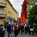 Ne može bez mržnje! Na protestu u Tirani među okupljenima na počasnom mestu i zastava OVK