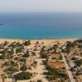 Tabla upozorenja na jednoj od najlepših grčkih plaža izazvala burne reakcije turista