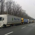Kolona kamiona duga 6 kilometara na auto-putu ka Batrovcima