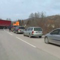 Mediji: Raseljeni Srbi s Kosova blokirali prelaz Merdare za vozila Albanaca