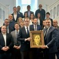 Đurić uručio poklon Ambasadi Srbije za kraj mandata: Nit naše duge i velike istorije se nastavlja...