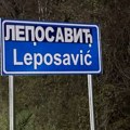 Имена општина на северу Косова на албанском језику прелепљена називима на српском
