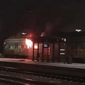 Gori voz u Batajnici: Plamen zahvatio vagone, vatrogasci na terenu (video)