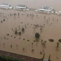 Евакуисан цео град: Обилне кише и урагански ветар направили хаос - Куће пливају у води, мостови уништени... (фото/видео)
