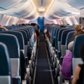 Opustili se u avionu pred svima: Mladi par zalegao na sedišta pa ponašanjem šokirao putnike: "Ne verujem da ovo gledam…