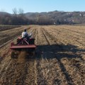 Srpske njive obrađuju stari traktori – kako do nove mehanizacije
