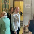 (Video) Aca Sofronijević sa partnerkom na uskršnjoj liturgiji Harmonikaš i doktorka dva dana pred njihovu svadbu došli da…
