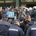 FOTO i VIDEO: Tenzije ispred novosadskog suda, poslanici i odbornici blokirali zgradu, policija ih gura iznutra