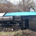 Jeziva scena na srpskim putevima! Kamion se "podbočio" u njivi, poznato stanje učesnika