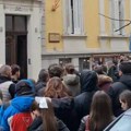 VIDEO: Studenti i građani sa 74 minuta tišine odali poštu stradalima u Kočanima i Novom Sadu