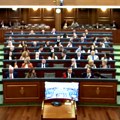 Ljudi moji, ovi nisu normalni! Konstitutivna sednica skupštine u Prištini prekinuta po 25. put