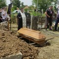 Prošlo je godinu dana od "najveselije" estradne sahrane: Treštala bizarna pesma, majka plakala nad grobom