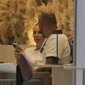 (Paparaco) Zorannah sa verenikom stigla u Beograd: Influenserka u mikro šortsu u tržnom centru, svi se okreću - fudbaler joj…