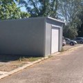 Samo u Srbiji: Snimak javnog parkinga na kome je neko sebi napravio garažu, a ljudi prolaze pored i krste se