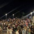Građani Loznice protestuju protiv Jelene Karleuše dok ona održava koncert (VIDEO)