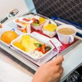 Doktor otkriva: šta se dodaje hrani u avionu i zašto je možda ne biste jeli