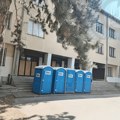 WC kabine i dalje u gradskom parku i blokirana glavna ulica danas oko podneva